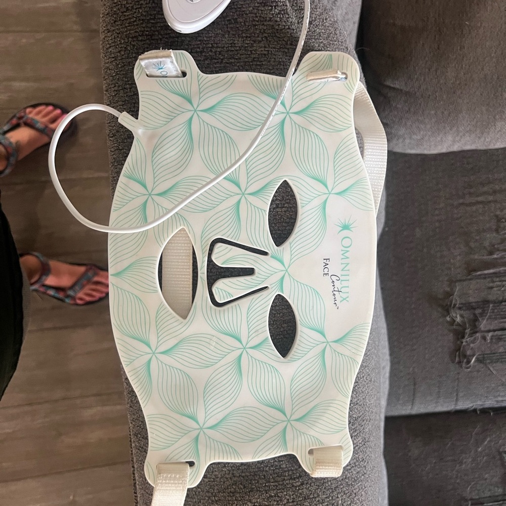 Omnilux Contour Face Mask in White and Green